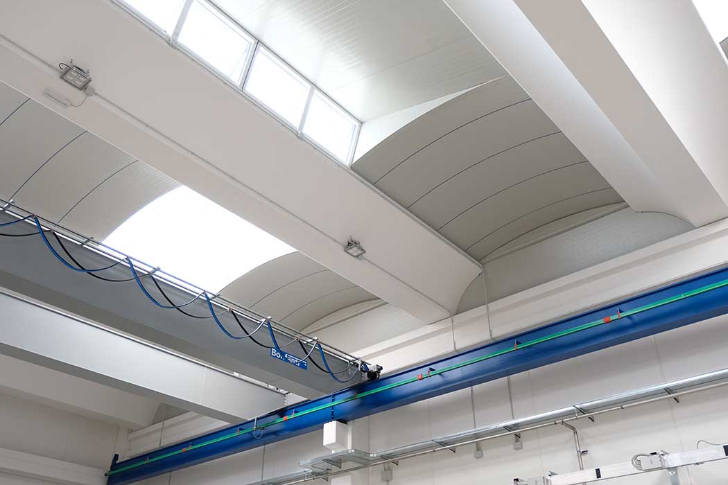 ASKI Refrigerazione S.r.l. | La copertura dell’edificio è realizzata con tegoli alari in c.a.p. coibentati e raccordati con pannelli sandwich PIR B Roof, T3, predisposti per l’alloggio dei pannelli fotovoltaici.