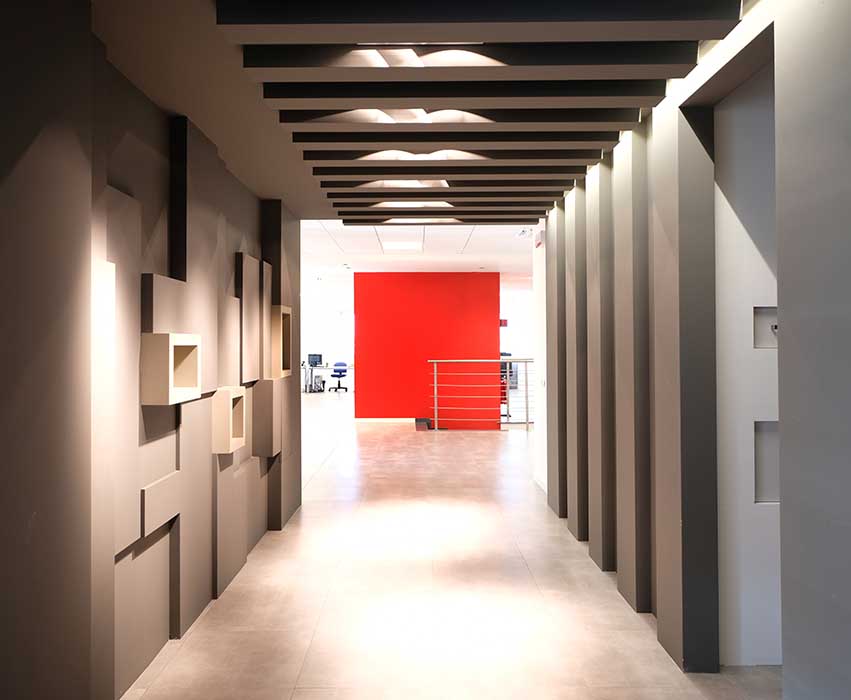 Roberto Marella S.p.A. | Finiture degli interni con scala e ascensore, corridoio