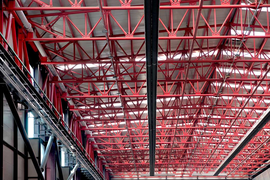 Castellini Officine Meccaniche S.p.A. | L’illuminazione del magazzino è garantita dai lucernari zenitali in policarbonato posti lungo le falde della copertura.