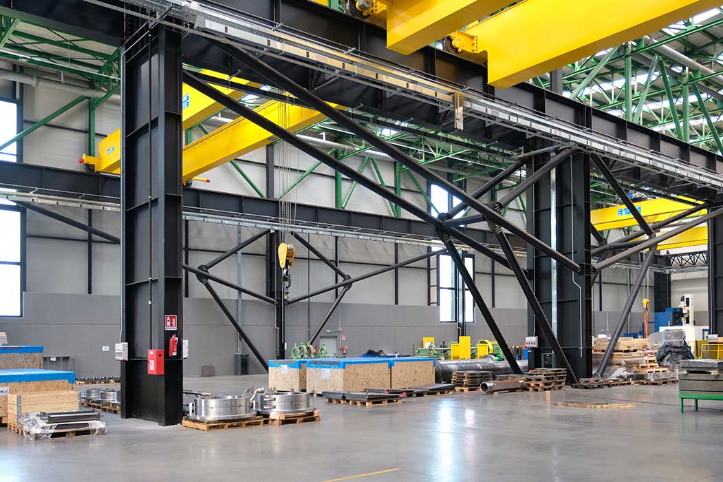 Dettaglio carroponte nel magazzino dell'edificio industriale realizzato principalmente con strutture portanti e tamponamenti in acciaio